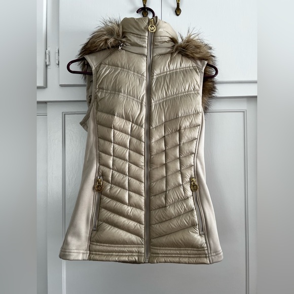 Michael Kors Women’s Fuax-Fur-TrimHooded Puffer Vest XXS - Picture 2 of 5